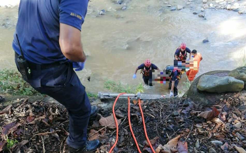 Hombre se lanza desde el puente sobre el río Tocumen Video Critica