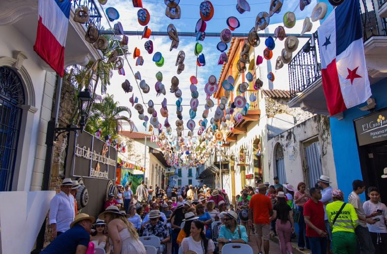 Evento En La Calle De Los Sombreros Critica