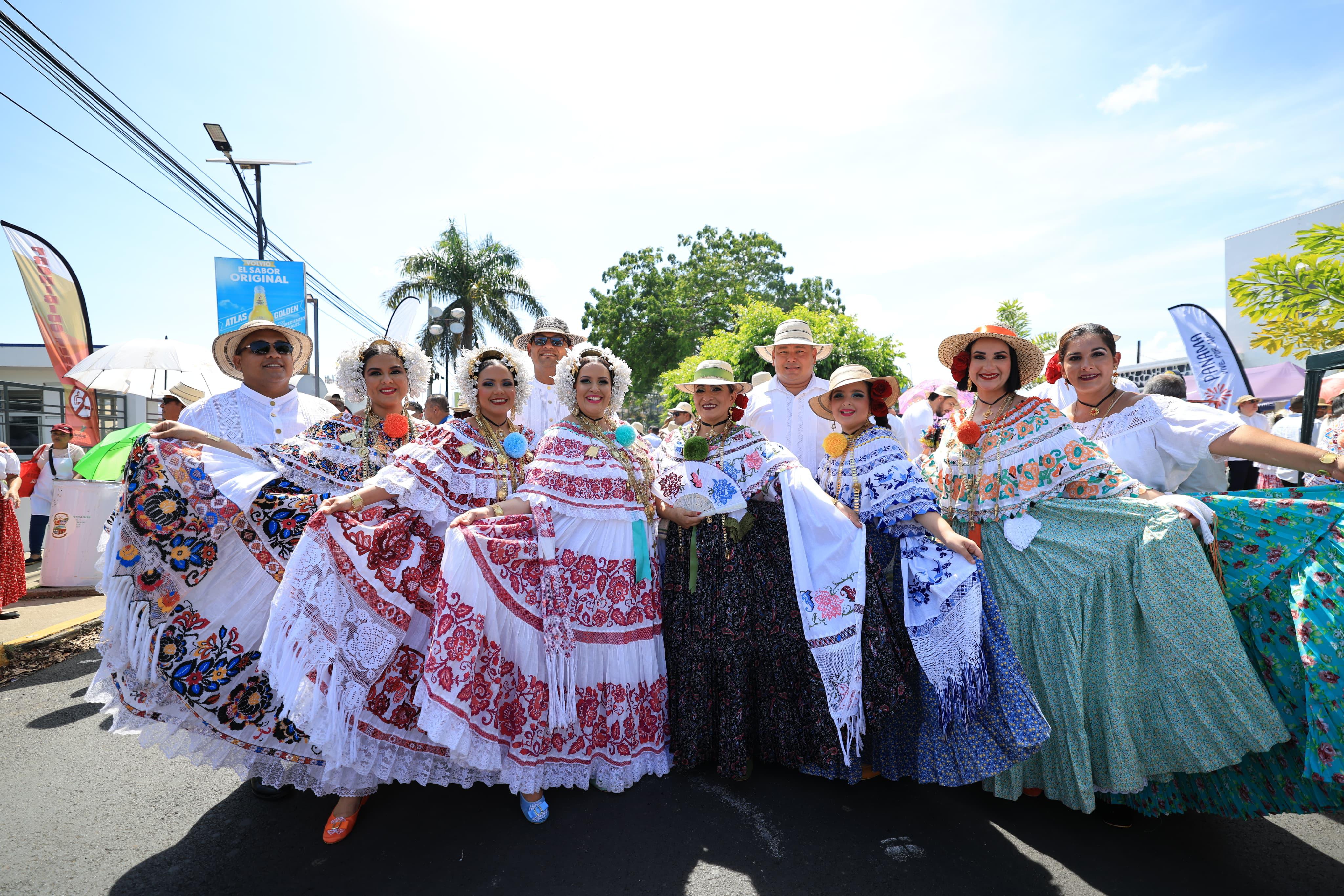 Las polleras reinas del desfile  