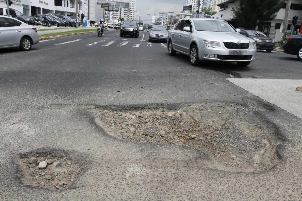 Más Huecos En Las Calles De La Ciudad Critica