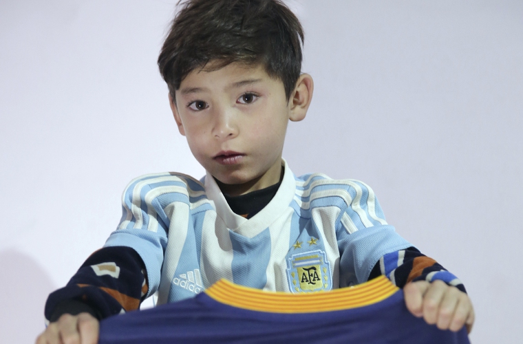 Lionel Messi: niño afgano con camiseta de plástico conoció a su ídolo  (FOTOS Y VIDEO), DEPORTES