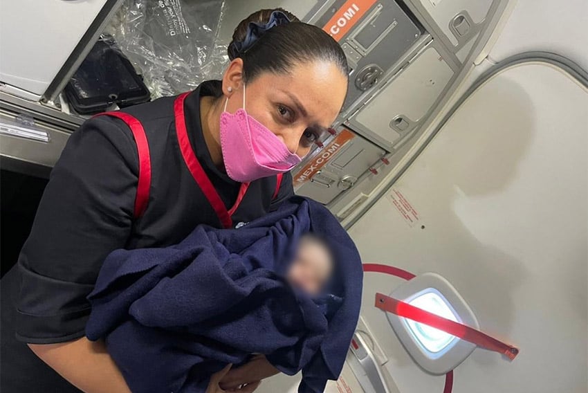 La madre del bebé fue asistida por personal del vuelo. (X @xime_garmendia)