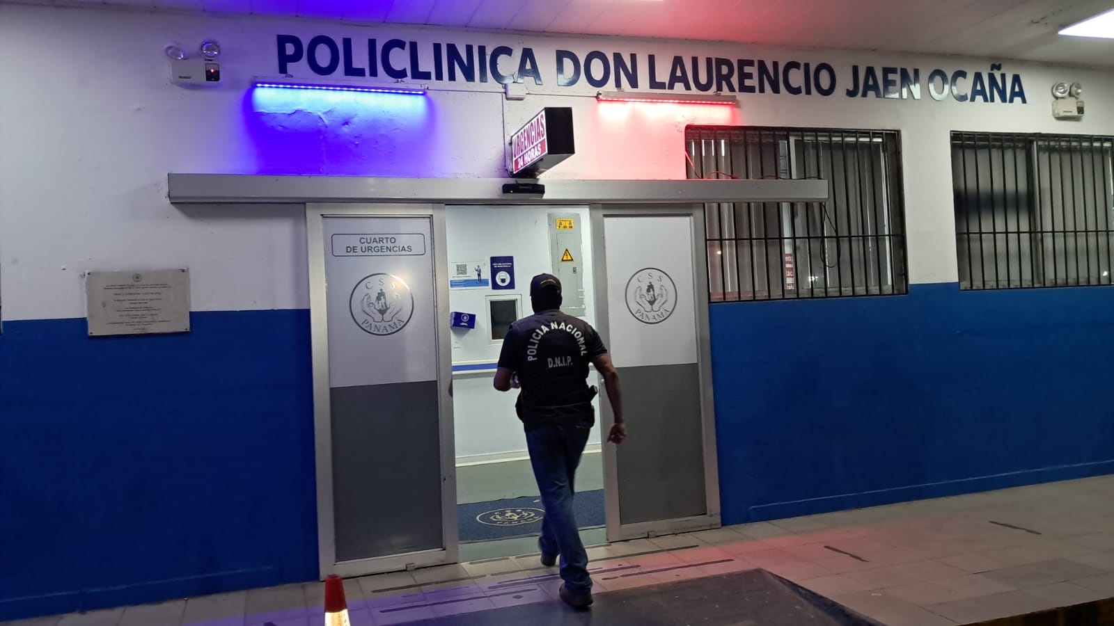 Unidad policial en las afueras del centro hospitalario donde llevaron a un herido.