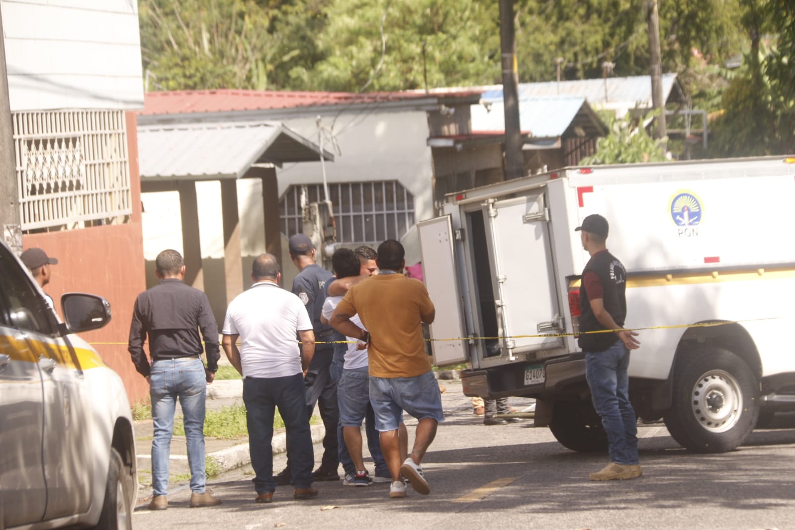 Levantamiento del cadáver.  (Foto-Video: Landro Ortiz)