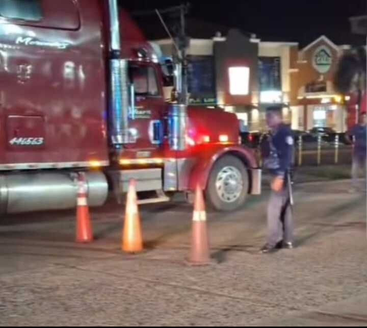 El camión articulado en la escena del accidente.