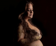 Kathy Phillips mostró en una hermosa sesión de fotos cómo avanza su embarazo. Foto: Instagram