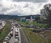 Congestionamiento vehicular en vía Centenario, a la altura de Merca Panamá, por protesta del Suntracs. (Foto: Landro Ortiz)