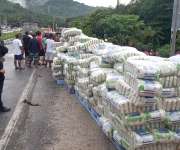 Los paquetes de arroz quedaron a orrilla de la vía. (Foto: Alexander Santamaría)