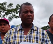 Efrén Ibargüen, exalcalde de Santa Fe, junto a moradores de la comunidad. 