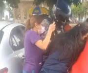 La Policía ayuda a la madre para extraer a su hijo del auto.