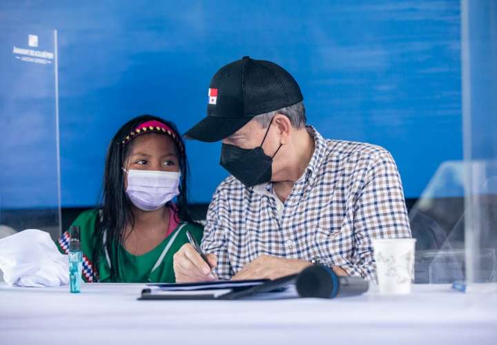 La niña Edelka Elena Salazar, de 10 años, se le acercó al presidente para pedirle ayuda para una vecina que, según dijo, “es muy pobre”.