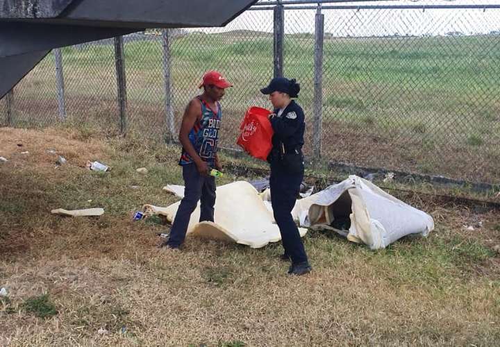 Indigente halla recién nacida en una bolsa; le salva la vida 