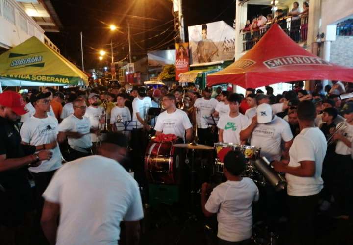 Calle Abajo de Las Tablas enciende fiesta en práctica pre-carnaval