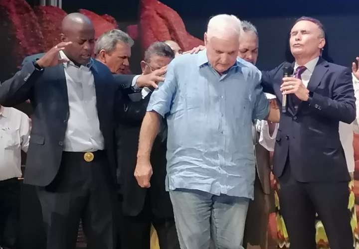 Ante la Comunidad Apostólica Hosanna, el pastor Edwin Álvarez bendijo a Ricardo Martinelli