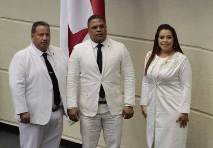 Los diputados Vargas, Torres y Cano, miembros directivos de la Asamblea. (Foto:Víctor Arosemena)