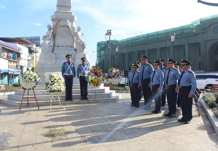 Colocan ofrendas florales en el monumento ubicado en la Plaza 5 de Mayo.