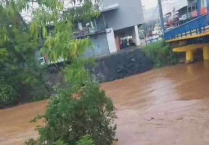 Varios ríos en el área de Panamá Este amanecieron con máximos niveles.