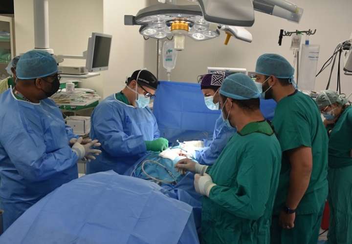 Ciudad de la Salud realiza primera cirugía en la región con moderno equipo “Arco en O”.