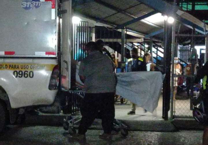 Levantamiento del cadáver en la policlínica Generoso Guardia.  (Foto-Video: Alexander Santamaría)