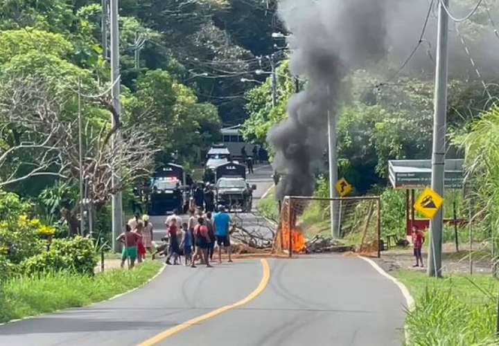 Barricadas en la calle principal de Cerro Azul.