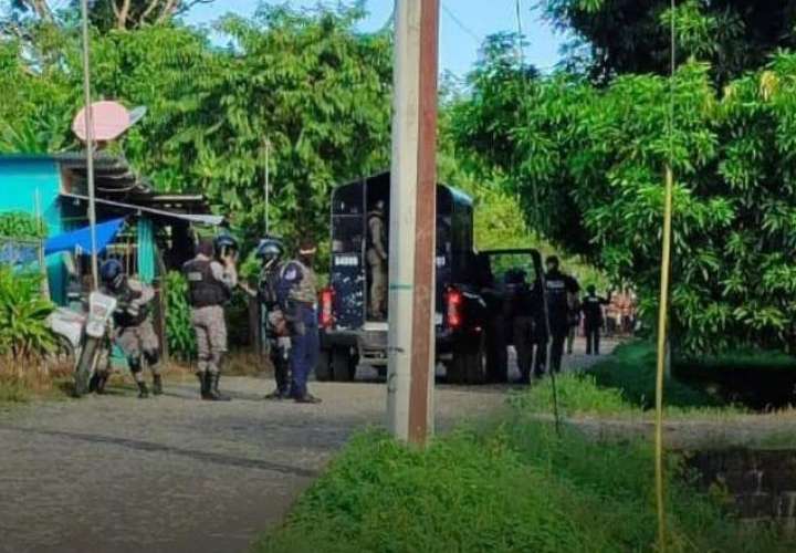Proceso de desalojo y detenciones. (Foto: Deportes Total Bocas)