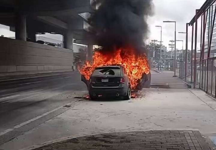 La camioneta envuelta en llamas. (Foto: Tráfico Panamá)