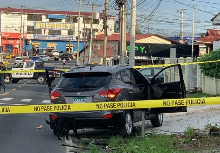 El vehículo terminó en la orilla de la vía con las puertas abiertas.