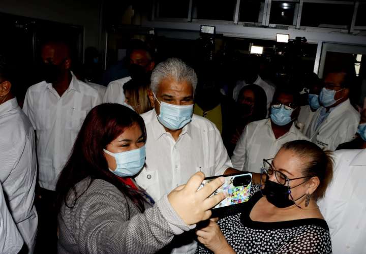 Pacientes se toman fotos con Mulino.  (Foto: Víctor Arosemena)