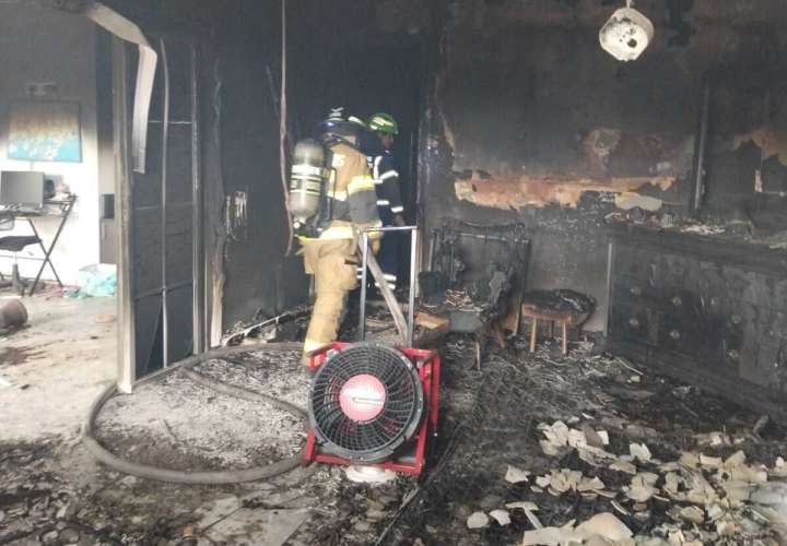 Bomberos atienden el incendio en la vivienda.