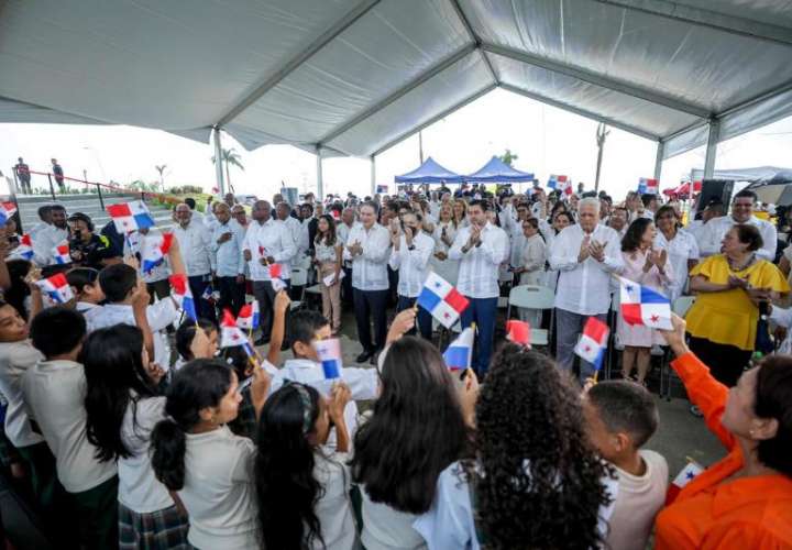 El mandatario Cortizo junto a expresidente y niños ondean llenos de orgullo las banderitas nacionales.