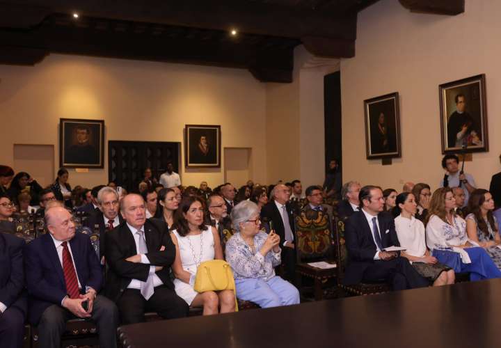 Invitados y personalidades presentes en el acto.