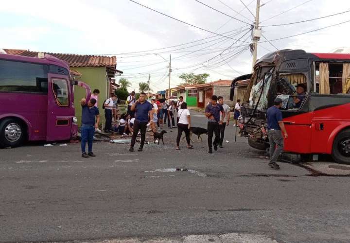 Escena del accidente entre los dos buses.