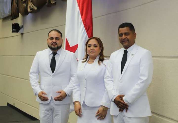 La presidenta y diputada Dana Castañeda, con sus vicepresidentes Didiano Pinilla Ríos y Jamis Acosta.