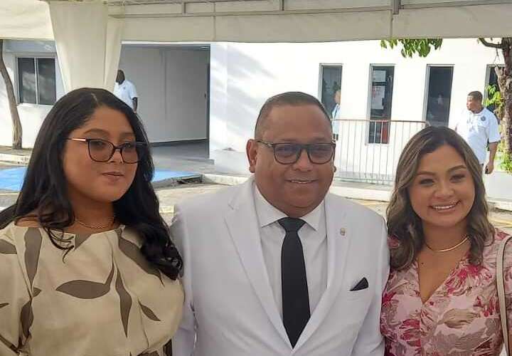 El diputado Raúl Pineda junto a su esposa e hija.  (Foto-Video: Alexander Santamaría)