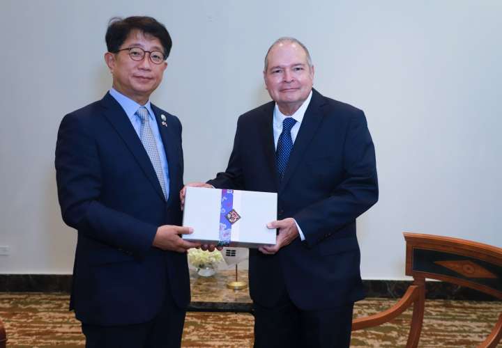 Ministro Andrade sostiene reunión bilateral con su homólogo de Corea