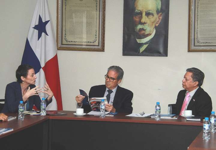 Reunión entre el titular del Minsa, Fernando Boyd Galindo, y presentantes de la OPS en Panamá.