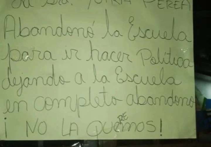 Los padres de familia no quiere a Yoira Perea, como directora nuevamente.