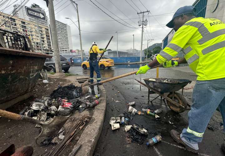 Colapsa alcantarilla harta de basura en Calidonia 