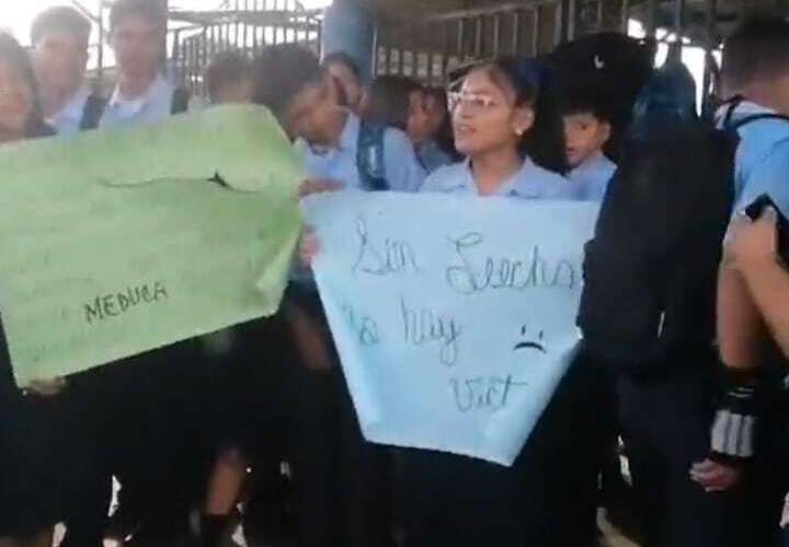 Estudiantes graduandos cierran el plantel por falta de docentes. (Foto:Arexio Santos)