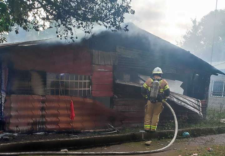 Los bomberos atendieron la emergencia, pero las llamas consumieron la vivienda.