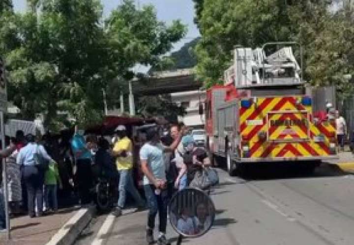 Bomberos realizan inspección en la instalación hospitalaria.