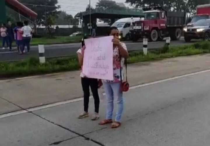 Padres de familia cierran la transitada vía.