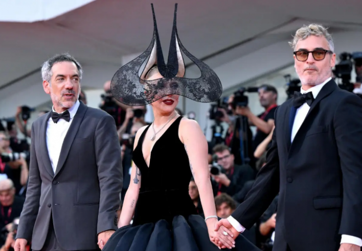 El director Todd Phillips, la cantante Lady Gaga y Joaquin Phoenix. Foto: EFE