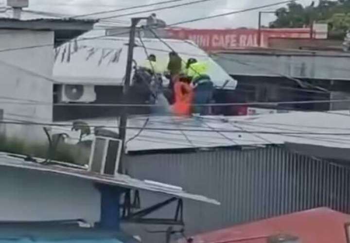 Obrero es bajado del techo para brindarle los primeros auxilios.