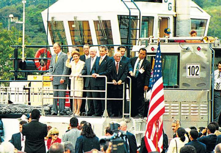  La presidenta panameña, Mireya Moscoso junto a otros líderes de Iberoamérica durante el acto ceremonial de la entrega del canal al control panameño el 14 de diciembre de 1999.