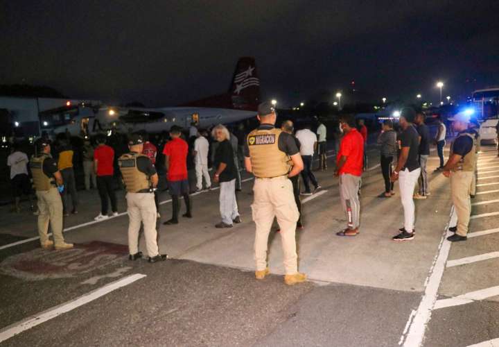 Colombianos abordan el vuelo.