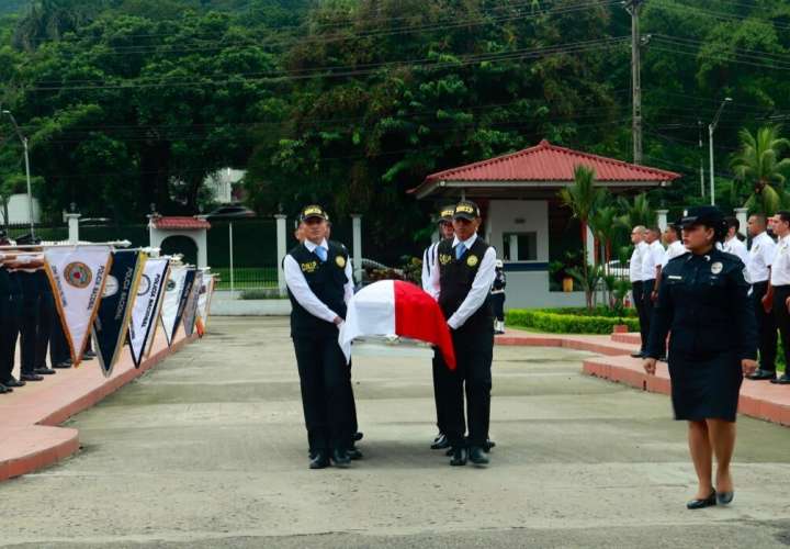 Ceremonia oficial en la sede de la Policía Nacional