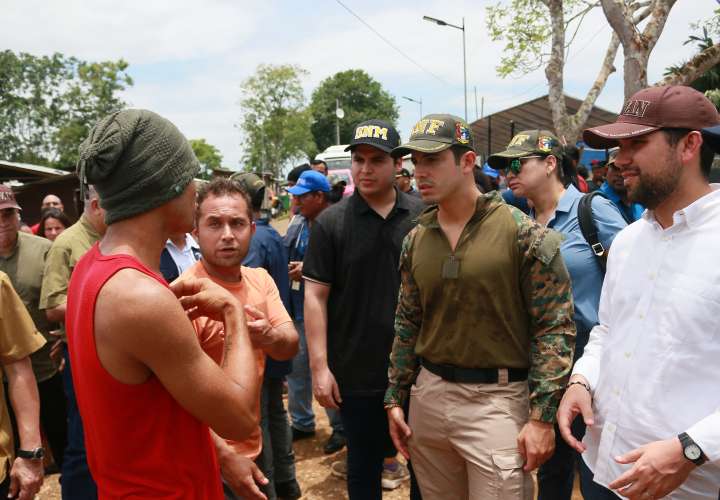 Diputados que conforman la Comisión de Gobierno dialogan con migrantes.