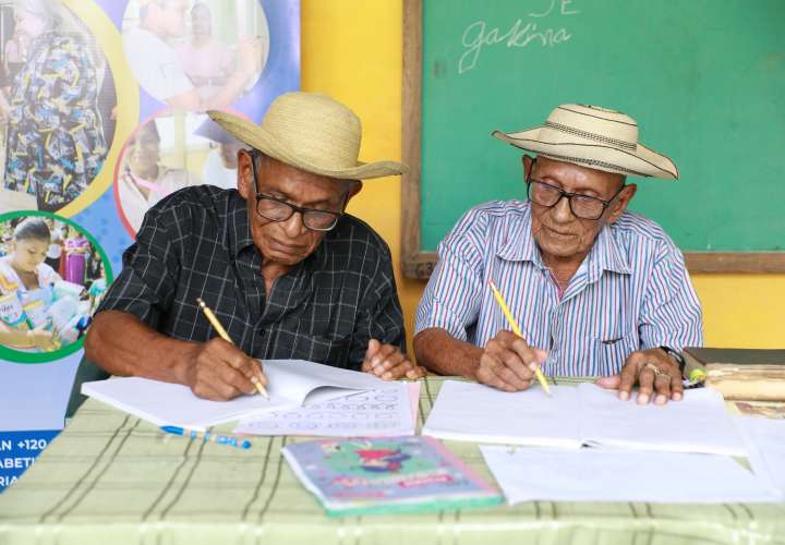 ¡Un sueño cumplido! Padre e hijo de 97 y 76 años aprenden a leer