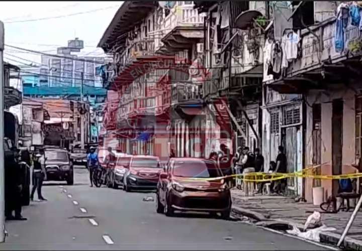 Escena del crimen en Calidonia.  (Foto-Video: Landro Ortíz)